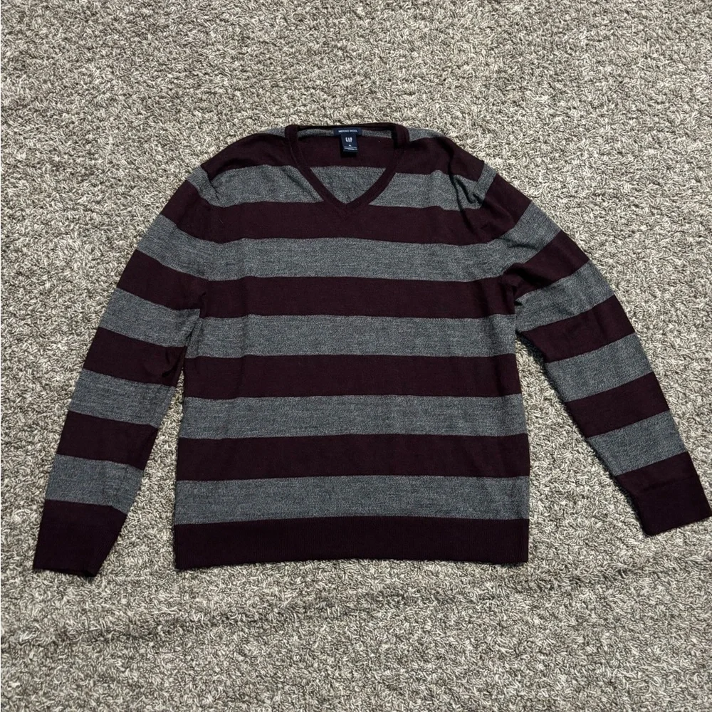 GAP Men's Maroon and Gray Striped Crewneck Sweater